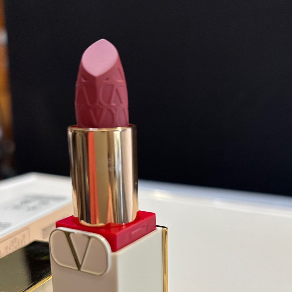 Valentino Rosso Satin Lipstick - 100R Roman Grace - Picture 3 of 5